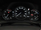 CX-5のメーター部です。華美な装飾を避け、必要な情報を瞬時に読み取れる様にデザイン・配置されています。