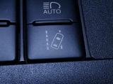 レーンディパーチャーアラートとは車線または走路からの逸脱の可能性を警告すると共に、車線または走路からの逸脱を避けるためのハンドル操作の一部を支援する機能です。詳細は販売店スタッフまでおたずねください。