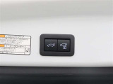 ハンズフリーパワーバックド(挟み込み防止機能・停止位置メモリー機能・予約ロック機能付)が装備されています。スマートキーを携帯していれば、リヤバンパーの下に足を出し入れするだけで自動開閉します。