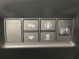 ハンドルの右側にはヘットライトリベライザーとHondaセンシング用のメインスイッチがついています。ヘッドライトリベライザーは道路状況や積荷の加重に応じてライトの高さを調節できます。
