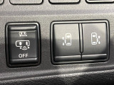 【ハンズフリー機能付き両側パワースライドドア】スライドドアの下に足先を入れてすぐ引くと、自動的にスライドドアが開閉します!荷物で両手がふさがった状態でも、ドアの開閉ができてとっても便利!