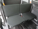 2列目シートです 簡単な操作で折りたたむことが可能で、フラットな荷室となります。