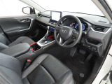 シンプルで使いやすいデザインの運転席です。