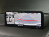 オプション装着の360&deg;ビューモニターでは、両サイドとフロント、バックカメラの合成で、あたかも上空から見下ろした様に周囲を確認して頂けます。駐車場だけでなく、T字路等でも活躍のアイテムです。