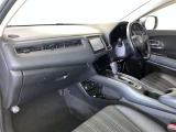 運転席周りのレイアウトをご覧ください。ナビゲーションが綺麗に装着されすっきり収まってますね!