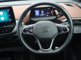 Volkswagen全車共通の上質な本革を使用した手触りのしっとりとしたステアリングです。唯一素肌が触れるハンドルは上位モデルと同じ握り心地になっております。