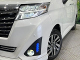 【LEDヘッドライト】悪天候や夜間走行時も良好な視界を確保し安心して運転できる高輝度LEDヘッドライトを装備!点灯速度が早く、消費電力も抑えられています。