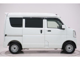 県内13店舗にて常時500台以上ダイハツ車を展示中です。見て、触って、納得のいく一台をぜひ見つけてください。