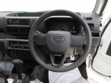 ダイハツのお店では、ダイハツ車を知り尽くしたプロフェッショナルが、専用の診断機器を使って各システムを点検しております。