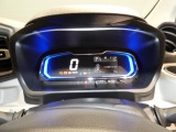 【視認性の高いメーター】大きくて見やすいデジタル表示で瞬時に情報を把握できます。走行距離はわずか7キロと非常に少なくこれからも長くお乗りいただけます。