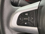 運転中、オーディオの操作をしてて、ハッとしたことはありませんか?ステアリングスイッチは、運転中でもハンドルでオーディオの操作が可能です。安全なドライブをサポートします。