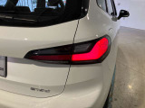 L字型リアコンビランプ:BMWの伝統的なデザインのひとつです。夜間でも誰が見てもBMWとわかる印象的なデザイン。