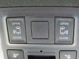 両側電動スライドドア☆スイッチ操作でドアの開閉ができるので狭い場所での乗り降りやお子様連れでのお出かけ時など幅広いシーンで活躍しますよ♪