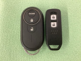 スマートキーを装備しています。鍵を差し込むことなくドアロックの開け閉めと、スタートボタン操作でのエンジンスタートができます。加えて、純正リモコンエンジンスターター用の操作キーもついています。