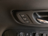 【ドライビングポジションシステム】ドライビングポジションを記憶し、乗車するごとにボタンひとつで自動調節を行います。