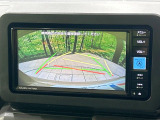 【バックカメラ】駐車時に後方がリアルタイム映像で確認できます。大型商業施設や立体駐車場での駐車時や、夜間のバック時に大活躍!運転スキルに関わらず、今や必須となった装備のひとつです!