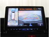 【パノラマモニター】に搭載した4つのカメラにより、車を真上から見ているような映像を表示。運転席から確認しにくい車両周囲の状況を把握できます。