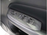 ドア内側、手の届きやすい位置にドアガラスの開閉スイッチ(パワーウインドウ)があります。運転席にはいたずら防止のためのロック付!