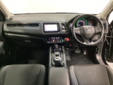 車内は光触媒抗菌消臭施工済です。スタイリッシュなデザインでスポーティなインパネ周りを演出します。グローブボックスやカップホルダーのほかにトレーなどたくさんの収納スペースが付いています。