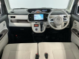 【インパネ】運転のしやすさを最優先に設計された見晴らしの良いフロントビュー。車両間隔が掴みやすく狭い道でも安心♪「安全」と「品質」を最優先に、安心してお乗りいただけるクルマを提供いたします。