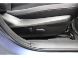 運転席8ウェイパワーシート。シートリフター、前チルト、前後スライド、リクライニング、ランバーサポートの調整を電動化。最適なポジションを提供します。
