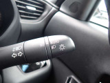 オートライト機能が装備されており暗い場所に入ると車両が検知しライトのON・OFFを自動的に切り替えてくれますので非常に便利な装備です♪