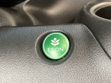 ECON モードをON にするとアクセルペダルの動きに対するエンジンの反応とエアコンの制御を切り換えることで、燃費のいい運転をするドライバーがペダルを踏んだ時と同じようにエンジンを制御します。