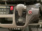 CVT車のセレクトレバーです。低速から高速まで、変速ショックのないスムーズな走りを実現するとともに、エンジン効率のよい領域を維持することで燃費にも貢献します。