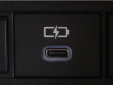 充電用USB端子付き。スマートフォン等の充電に便利です。