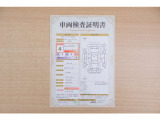 【車両検査証明書】店頭にて、クルマの状態が一目で分かる査証明書を公開中。トヨタ認定検査員が厳しく検査し、状態を点数と図解で表示しています。修復歴はもちろん、傷やヘコミの箇所や程度がご確認いただけます。
