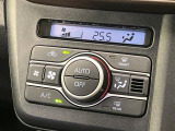 【オートエアコン】一度お好みの温度に設定すれば、車内の温度を検知し風量や温度を自動で調整。暑い&hellip;寒い&hellip;と何度もスイッチ操作をする必要はありません。快適な車内空間には必須の機能ですね♪