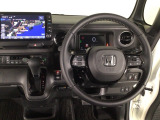 【ハンドル】運転にかかわる様々な操作を安全に行えるように視点移動が少なく操作性に配慮されたスイッチ類が凝縮されたコックピットです。