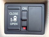 運転席からもスライドドアをボタン操作でスピーディーに開閉できます!またスマートキーでも操作できるので便利です。