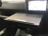車内での仕事や食事の際に便利なインパネテーブル!A4サイズのノートパソコンやお弁当などが置けます。最大重量10kgのものまで置くことができます。