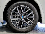 BMWの純正アロイホイールは軽量かつ強度にも優れているホイールで走行性能を引き上げる設計になっております。足元にもBMWは妥協がなくこだわっている個所になります。