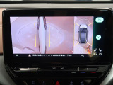 ギアをリバースに入れると車両後方の映像に加え上空からの車両周囲の疑似映像を映し出します。画面にはガイドラインが表示され、車庫入れや縦列駐車などの際に安全確認をサポートします。
