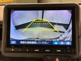 リバースギアに入れるだけで後方の表示へ切り替わります。夜間や雨の日の駐車も楽になりますよ。