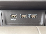 【USB端子】USB接続もついていますので携帯などの電子機器の充電にも使えて便利です♪
