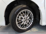 トヨタ純正アルミホイール。タイヤサイズは、205/55R16です。