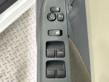 【電動格納ミラー】サイドミラーは電動格納式となっており、狭い駐車場でもキズがつくリスクを抑えられます。
