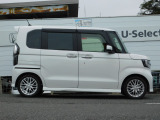 車輌右横になります!車両販売や買取、車検、点検その他一般整備、板金修理、任意保険などなどお車のことならなんでもお任せください!整備や修理もお安く頑張らせて戴きます!