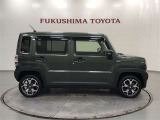 【まるごとクリーニング】シートを取り外し、車内を徹底洗浄。隅々まで丁寧に仕上げています。
