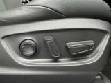 パワーシート搭載。微妙な調整が手軽にでき、最適なポジションで運転することが可能です。