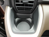 カップホルダーは運転席や助手席からちょうど手の届く位置です!!