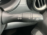 車外の明るさに応じでライトを点灯、消灯してくれるオートライト機能です☆お天気の良い昼間のトンネル走行などオートにしてると便利で安心です☆エンジン停止時にライトの消し忘れも無くなります☆