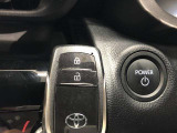 エンジンスタートスイッチです。キーが車内にあれば、エンジンの始動や停止はスイッチを押すだけ!キーを取り出す手間を省き、ワンプッシュで操作できるので簡単でスムーズです。