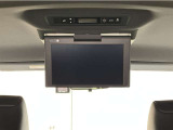 &rdquo;お子様がご機嫌斜めな時は後席モニターの出番!お気に入りのDVDを流せば渋滞や長距離移動もみんな快適♪もちろん、お子様だけでなく大人グループでお出かけの時にも◎後部座席に乗る人も退屈せずに過ごせます!