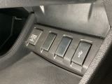 アクセサリーソケットはUSBのアダプターなどをつければ、スマホの充電にも使えます。横にはナビゲーション用の外部入力可能なUSB端子がついており、周辺には物が置けるトレーがついています。