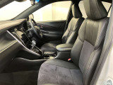 高いホールド性で運転姿勢が安定します。長距離ドライブでも疲れにくいのが魅力です。快適なドライビングライフをお送りください♪