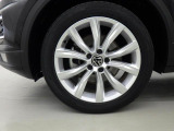 純正18インチアルミホイール:輸入車ならではの卓越した走りを支えるホイールと足回りです!日本車の走りに慣れている方にもぜひ体感して頂きたい程高いレベルでまとまっています。